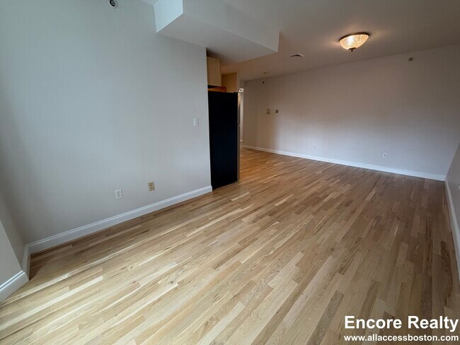 Photo - 393 W Broadway Unidad 3