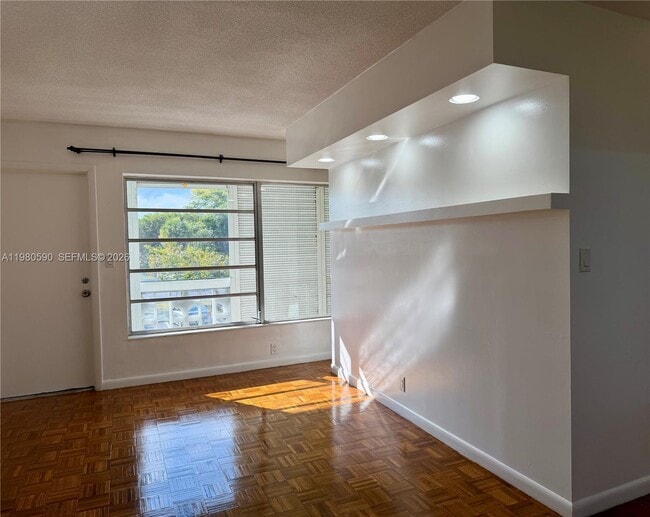 Photo - 16701 NE 14th Ave Unidad 212