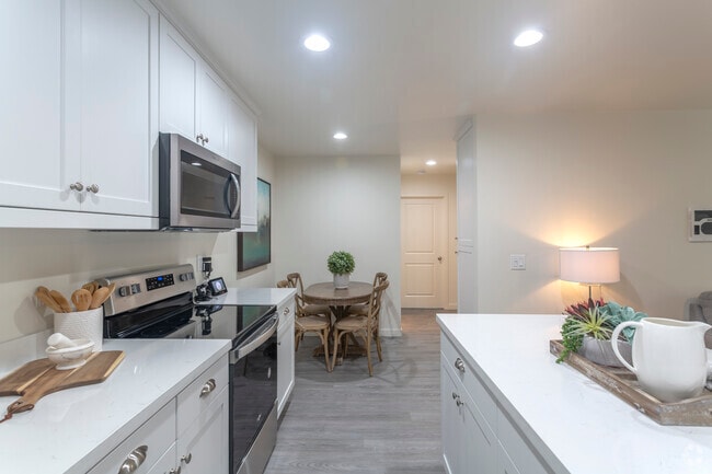 2 BR, 1 BA - 900 SF