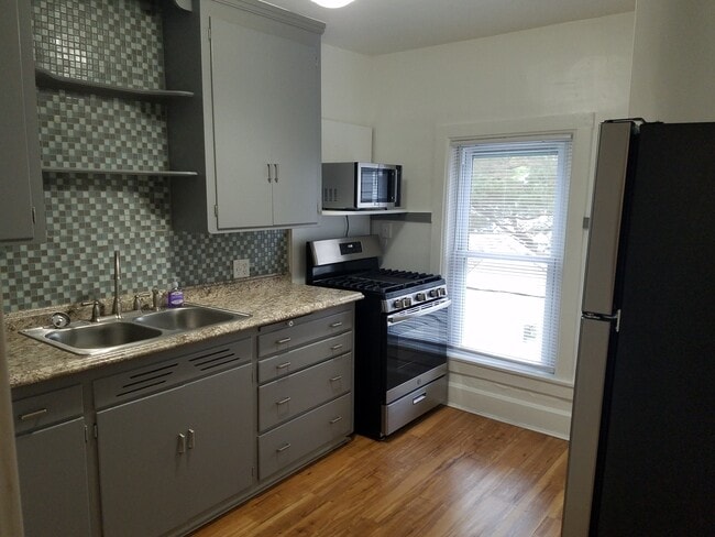 1226 West Ave S Unit 1 bedroom 1 bath large upper duplex