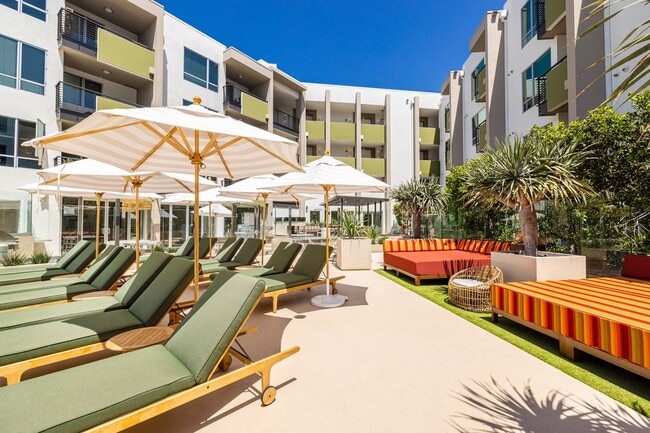 Pool Lounge Seating | Brio Apartments | Apartment in Glendale, CA