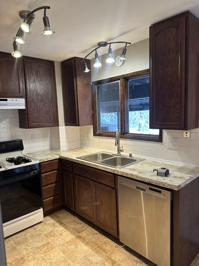 Building Photo - 4943-4945 Vance Dr - SL70/30 Unit 4945