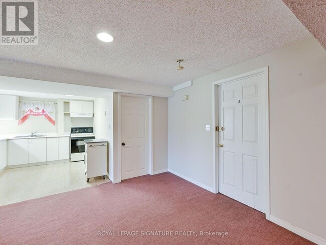 Photo - 556 Farwell Crescent