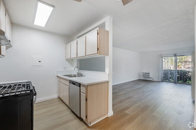 1BR, 1BA - 561SF - Kitchen
