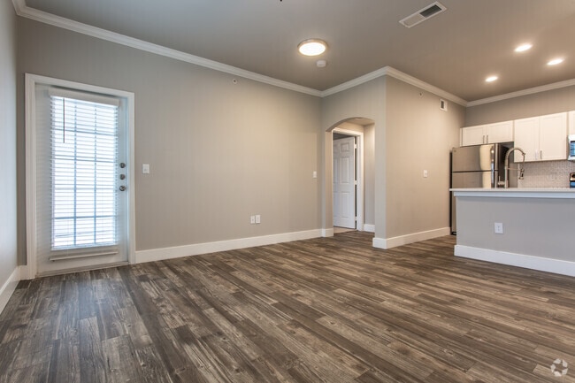 1 Br, 608 SF, Living Space