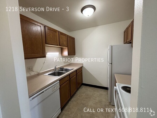 Building Photo - 1 bedroom/ 1 bath apartment in Sun Prairie... Unit 3