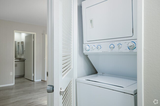 2BR, 2BA - 1,000SF - In-unit Laundry