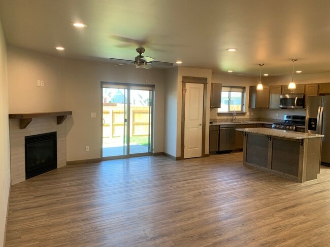 Photo - Beautiful 3 Bed, 2.5 Bath Large Townhome