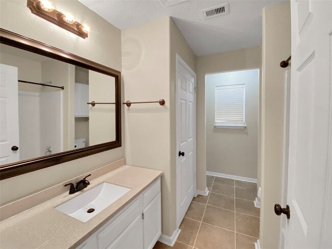 Building Photo - 10825 Royal Magnolia Dr