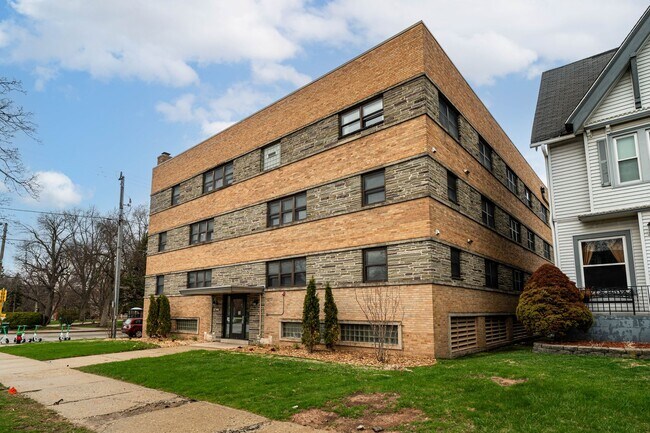 2600 E Kenwood Blvd