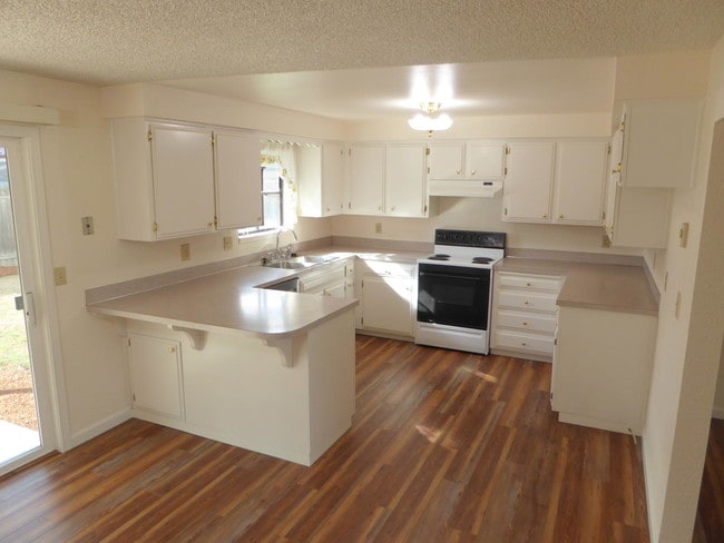 Photo - 600 N 13th St