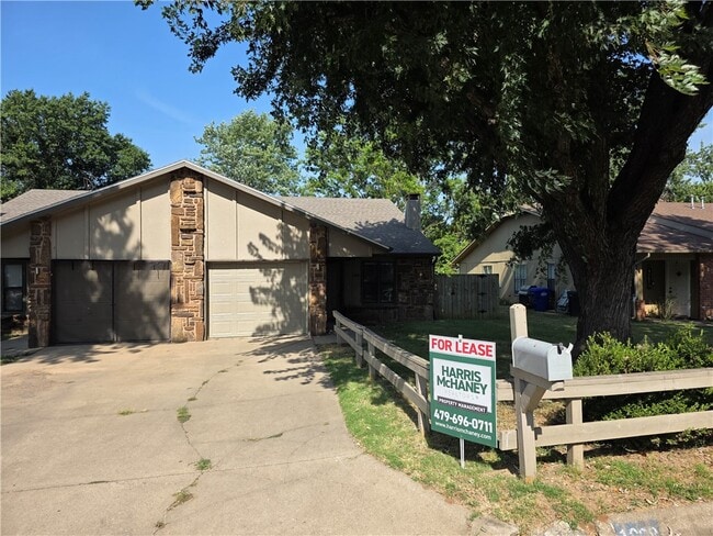 Building Photo - 1008 N Turtle Creek Dr