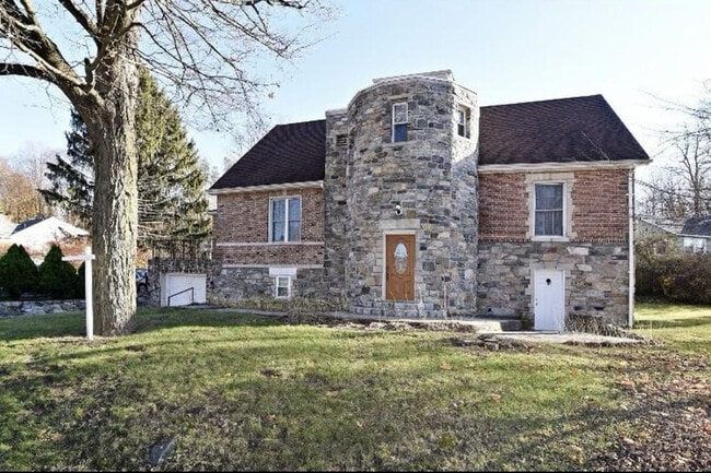 Building Photo - 2 Hollowbrook Plz Unit 1