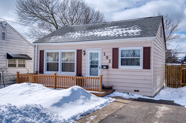 Building Photo - CUTE 2BD BUNGALOW IN ESTABLISHED EAST LONDON NEIGHBOURHOOD.