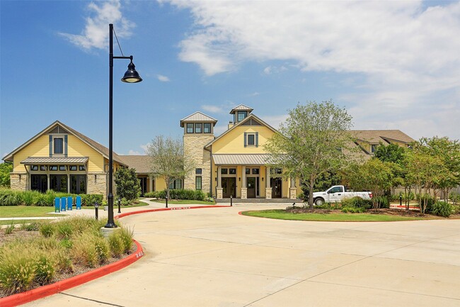 Building Photo - 10410 Five Oaks Ct