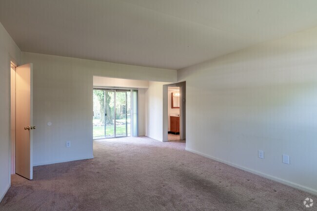 1BR, 1BA - 738SF - Living room - Windsor Regency Apartments