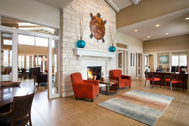 Adéntrate en la acogedora zona común de SunStone at Fox Ridge, donde el diseño contemporáneo se fusiona con la calidez. Disfruta de reuniones junto a la chimenea o relájate en nuestros elegantes sillones. Tu espacio ideal te espera: ¡programa una visita hoy mismo!