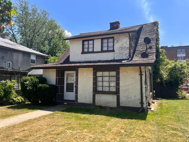 Building Photo - 2 Bedroom House