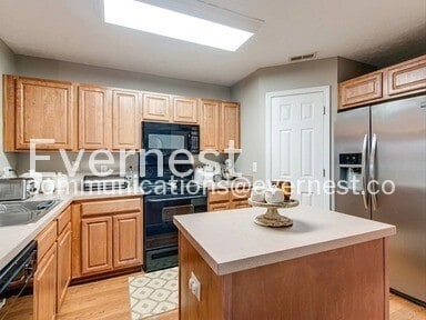 Photo - Special Offer: Sign an 8-10 month lease term and take advantage of a $500 move-in discount!/2-Bed...