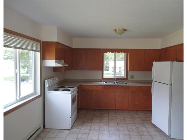 Photo - 512 Maple Ln