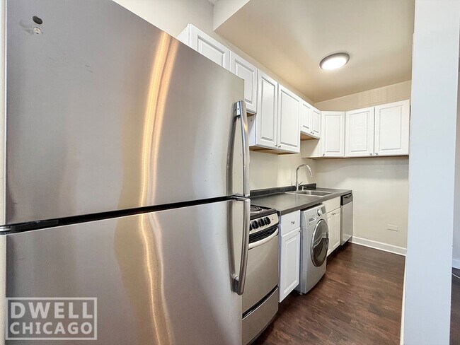 Building Photo - 3350 N Marshfield Ave Unit 102