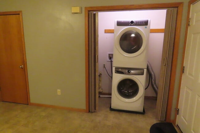 lavadora secadora - 2025 S Main St