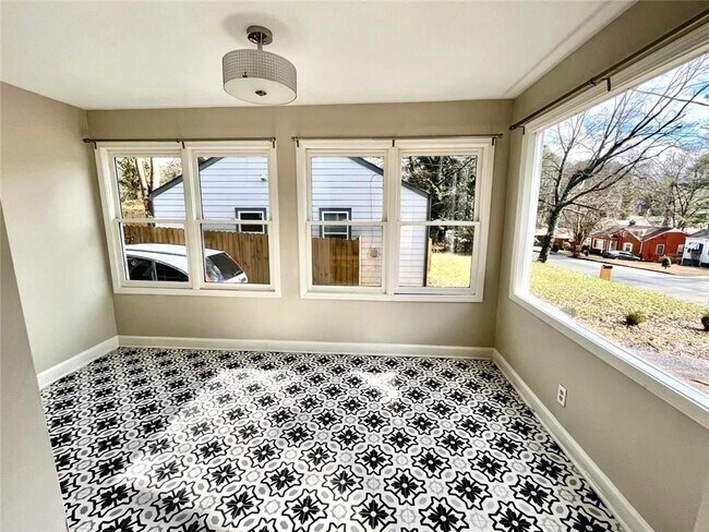 Photo - 1449 Lynford Dr SW