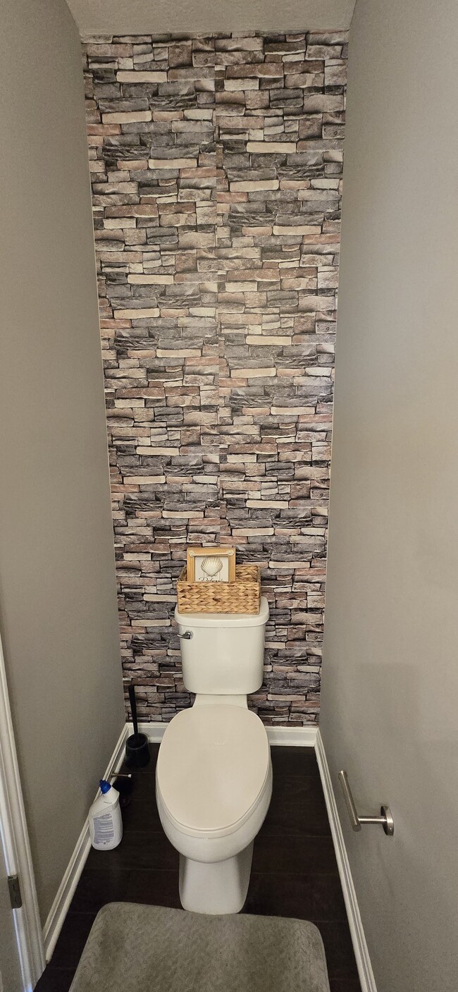 Powder room - 6855 Charlestown Ln