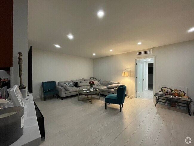 Building Photo - 5328 Newcastle Ave Unit Encino Penthouse