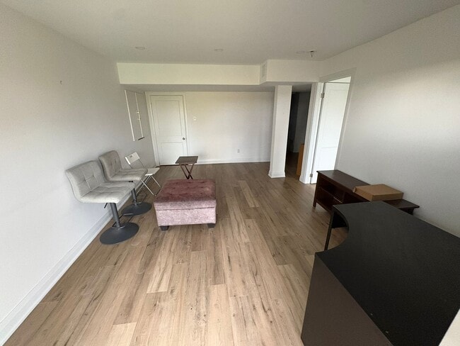 Building Photo - 6 Miracle Trl