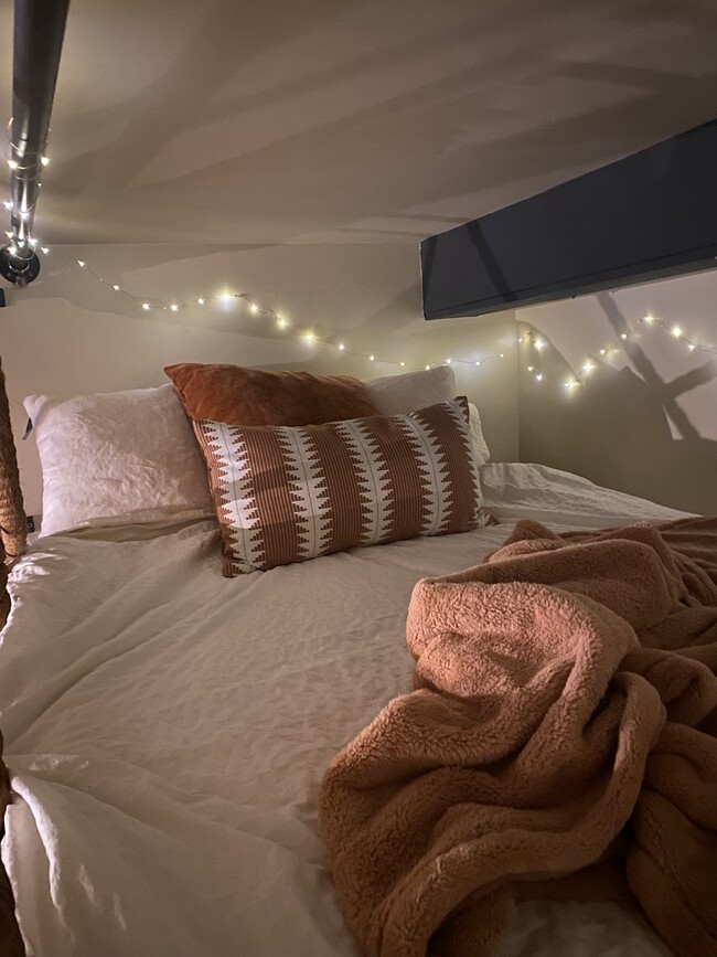 Loft Bed. - 350 W Pierpont Ave Unit W203