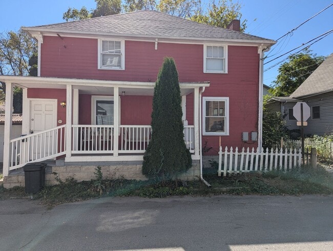 Building Photo - 131 1/2-131-132 E Pleasant St Unit 131