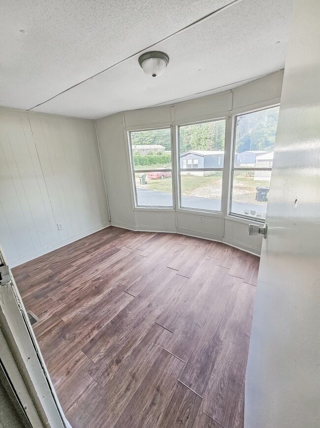 Photo - 412 McElhaney Rd