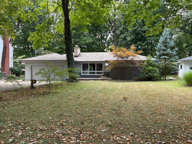 Building Photo - 1527 Summit Dr Rental