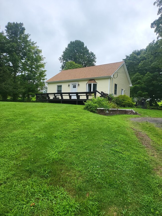 Cozy & Bright 2-Bedroom Home in Middlefield - Cozy & Bright 2-Bedroom Home in Middlefield