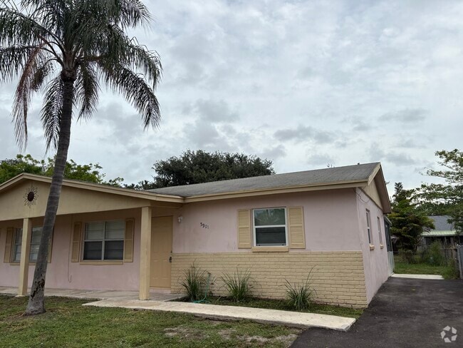 Building Photo - 5901 S 38th Ct Rental