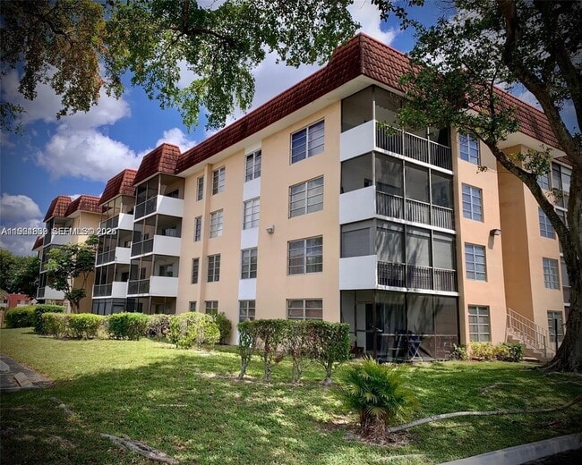 Building Photo - 4156 Inverrary Dr Unit 404