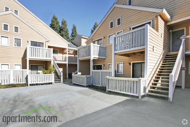 Courtyard - Village View Apartments