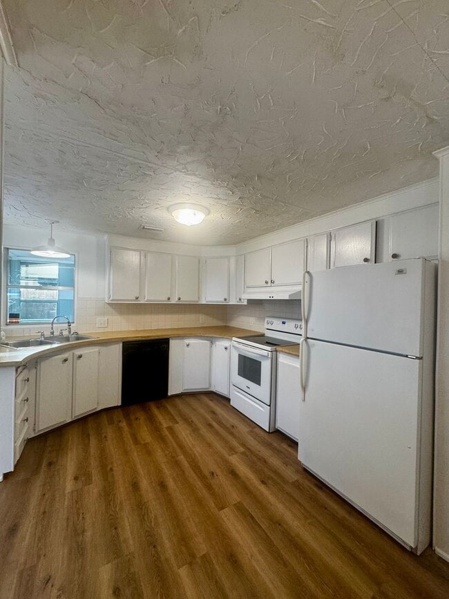 Photo - Welcome to your Florida retirement dream in desirable Hollywood Estates.