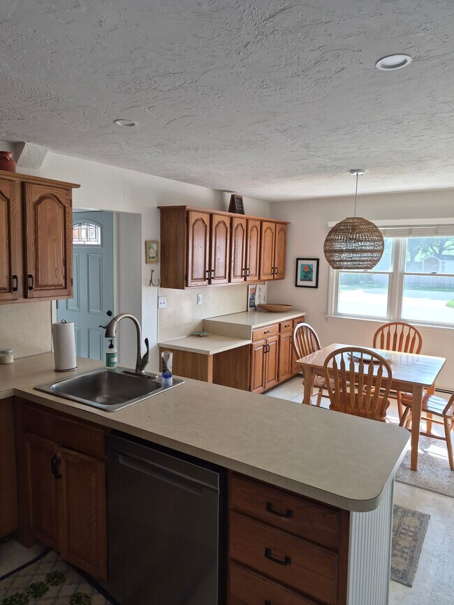 Photo - 10 Breakwater Ct