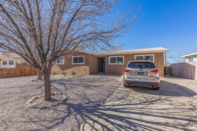 Building Photo - Beautiful 3 Bedroom/2 Bath Home