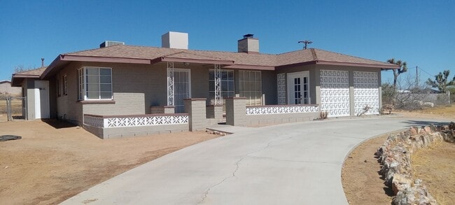Building Photo - 3 bed 2 bath house on the mesa!