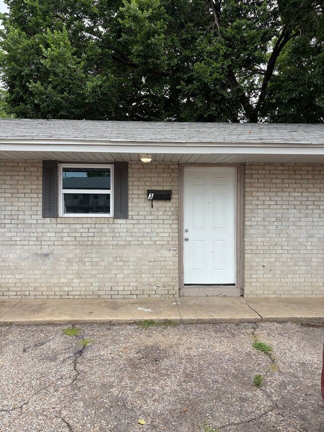 Building Photo - VICKSBURG 4 PLEX Unit #3