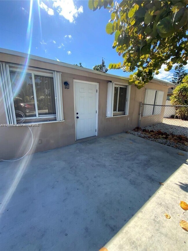 Building Photo - 1064 NW 103rd St Unit 2