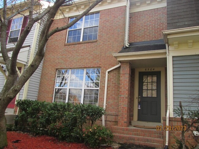 Building Photo - Perfect location, Spacious House