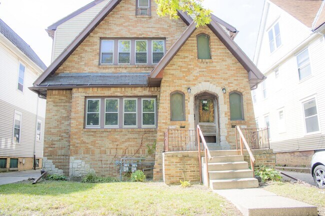 Building Photo - Renovated 2-Bedroom Upper Duplex Unit Upper Rental