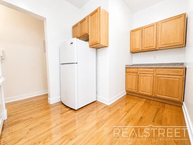Photo - King-Size 2 Bed with Laundry in Elevator Building Unit 4C