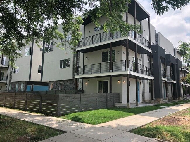 Building Photo - Uptown Living At Its Finest! Rental