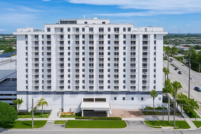 Building Photo - 13499 Biscayne Blvd Unit 603
