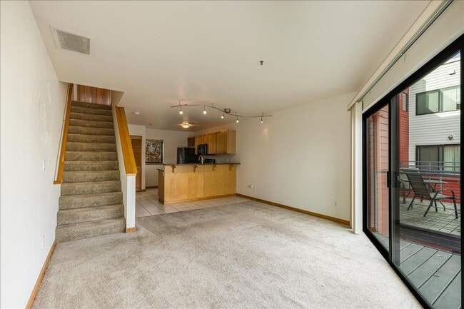 Building Photo - 1 Bed 1 Bath Waterfront Condo Available NO...